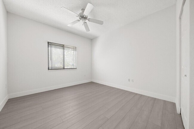 Building Photo - 3020 Alcazar Pl