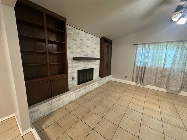 Building Photo - 312 S Avery Dr
