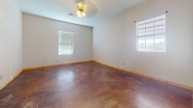 Building Photo - 12748 NE Wolf Rd