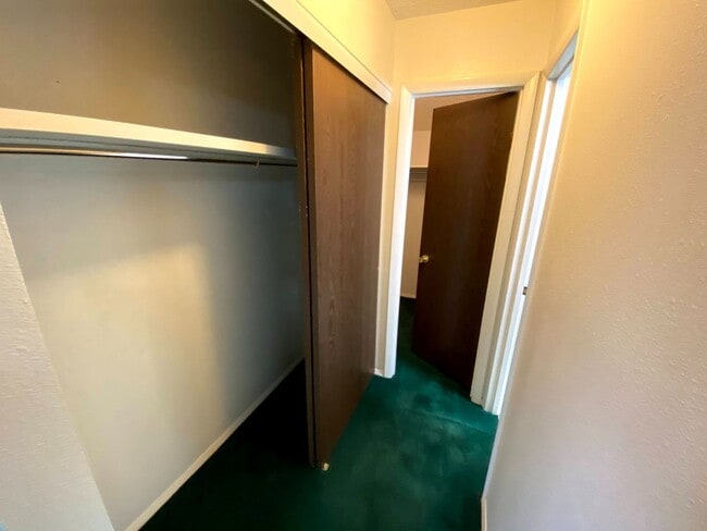 Building Photo - 3 Bedroom, 1.5 Bathroom Townhouse Next to High School and Middle School