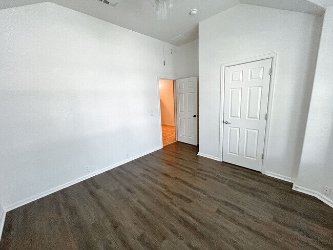 Building Photo - Spacious 3/2 house in Summerlyn Subdivisio...