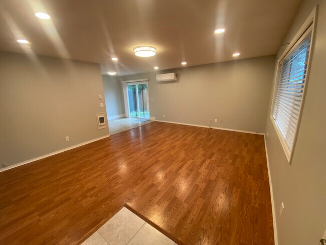 Building Photo - 749 NE 20th Pl