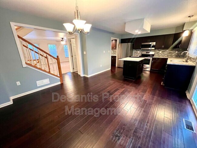 Building Photo - 945 Montclair Dr