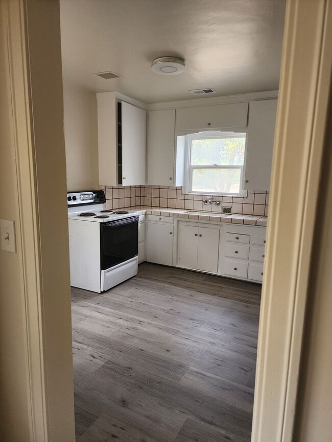 Building Photo - Country Home Between Empire and Waterford-  3 Bedroom 1 Bathroom With Central Heat And Air