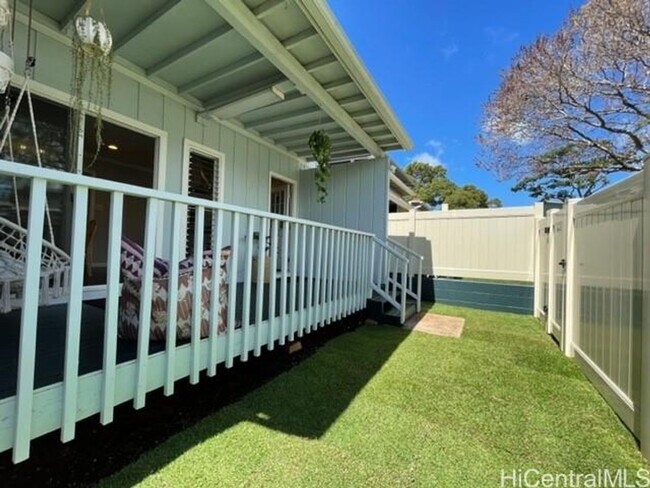 Building Photo - Split level townhome in Aiea! PET FRIENDLY!