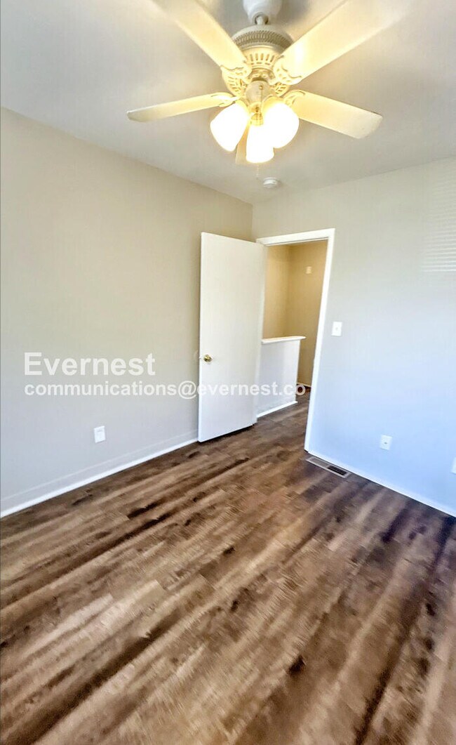 Building Photo - 1512 11th Ave N