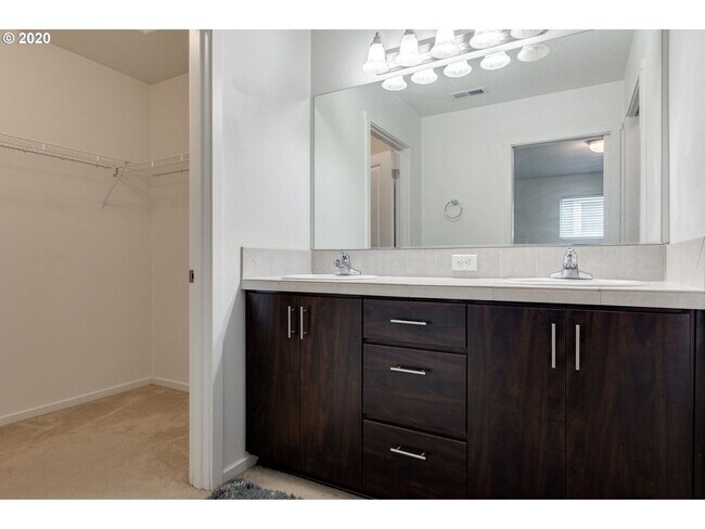 Building Photo - Amberglen Neighborhood 3 Bed 2.5 Bath Townhome w/ Garage, A/C, Washer & Dryer~ Convenient to ONPR...