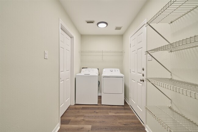 Building Photo - 3501 Buckingham Ln