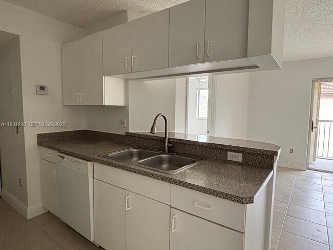 Building Photo - 440 S Park Rd