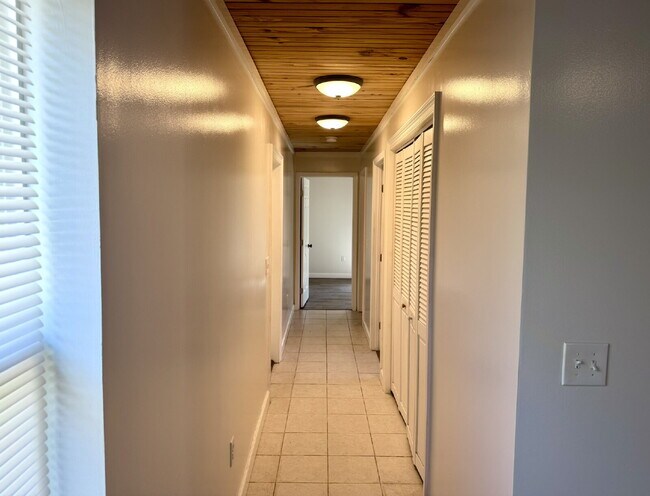 Building Photo - Cute newer home with large fenced yard!