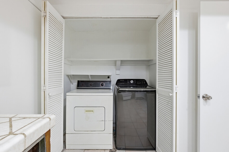Laundry - 1348 N Orange Dr
