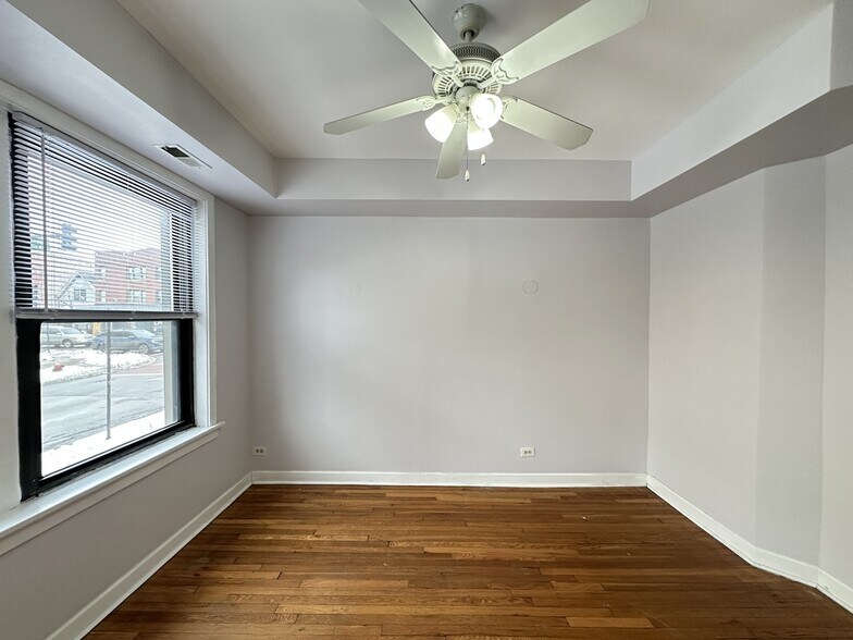 Building Photo - 2405 W Wilson Ave