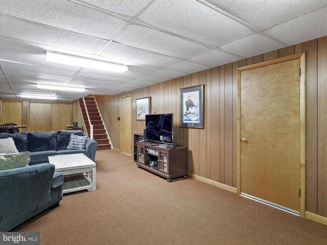 Building Photo - 560 Meadowview Cir