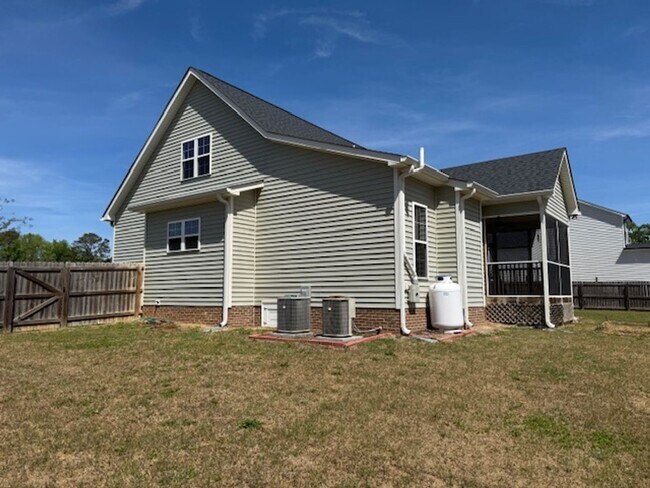 Building Photo - Like New and Move-in Ready!!