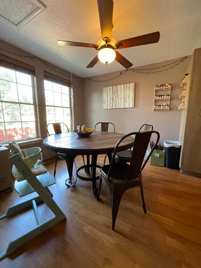 Building Photo - Charming 3 Bed 3 Bath Home - Available Aug...