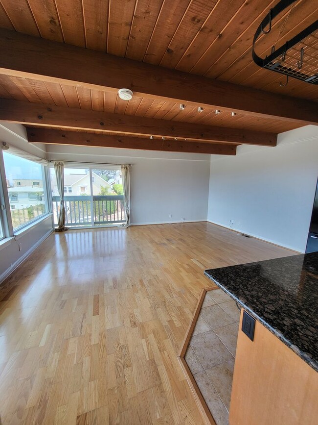 Building Photo - Luxury Home with Amazing Ocean Views