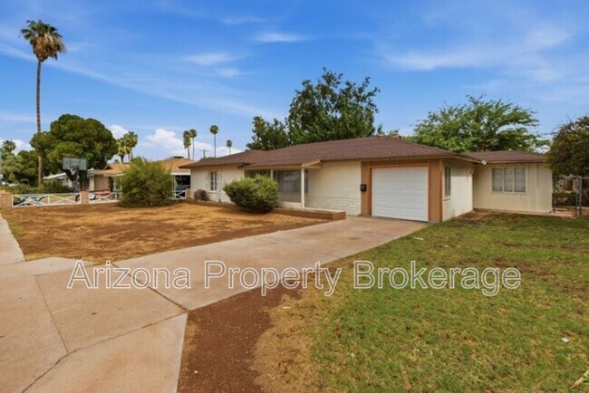 Building Photo - 4640 E Oak St