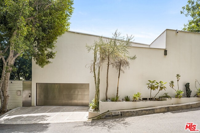 Building Photo - 8514 Hillside Ave