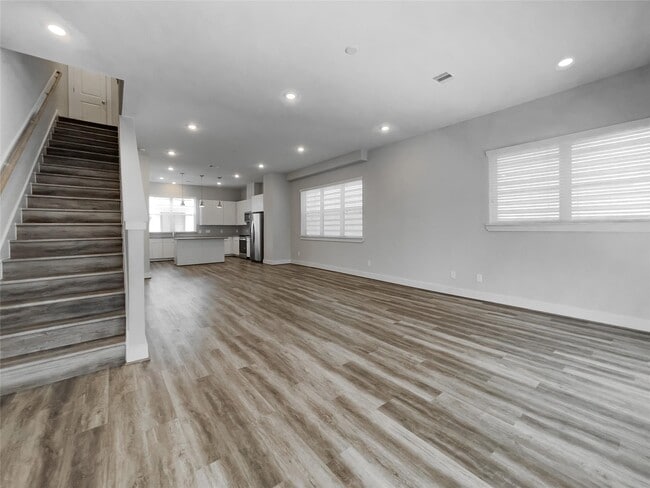 Building Photo - 1270 N Post Oak Rd