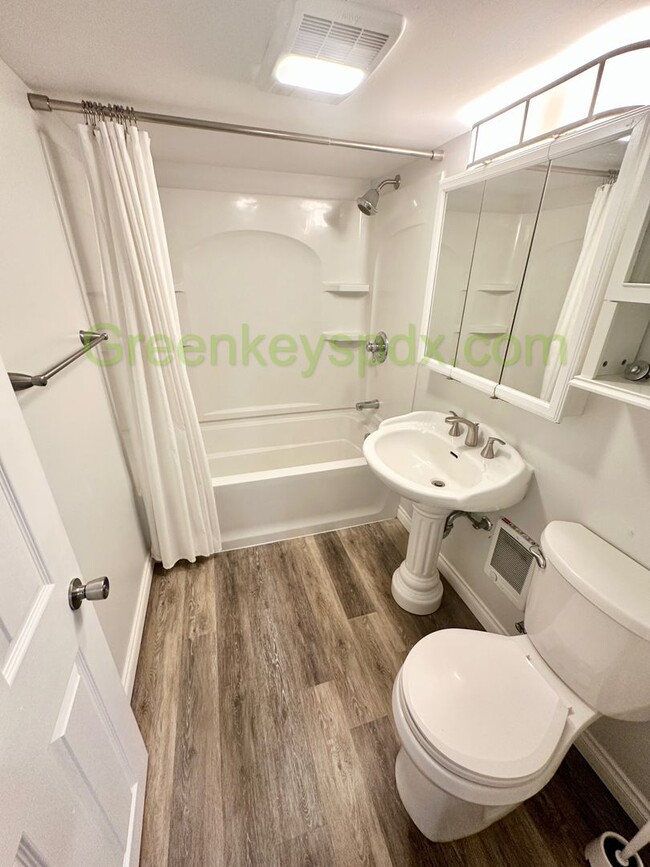Building Photo - 2-Bedroom 2-Bathroom House in NE Portland,...