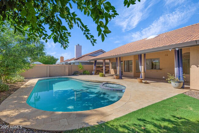 Building Photo - 5903 E Paradise Ln