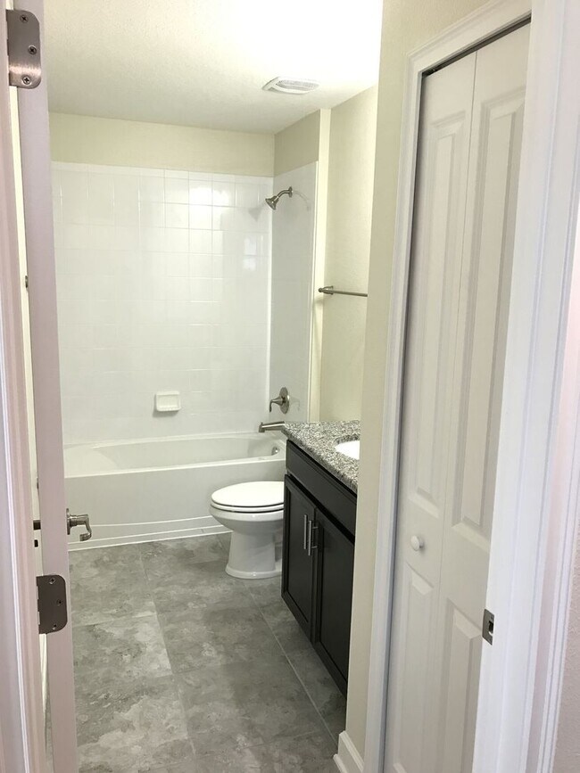 Building Photo - Newer 3/2.5ba Home at The Oaks in Moss Park with FREE Internet, Cable and Phone