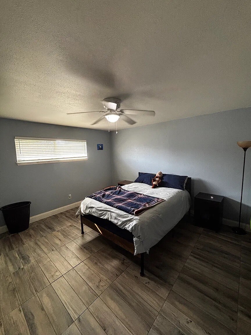 Building Photo - Room in Duplex on El Retiro Rd