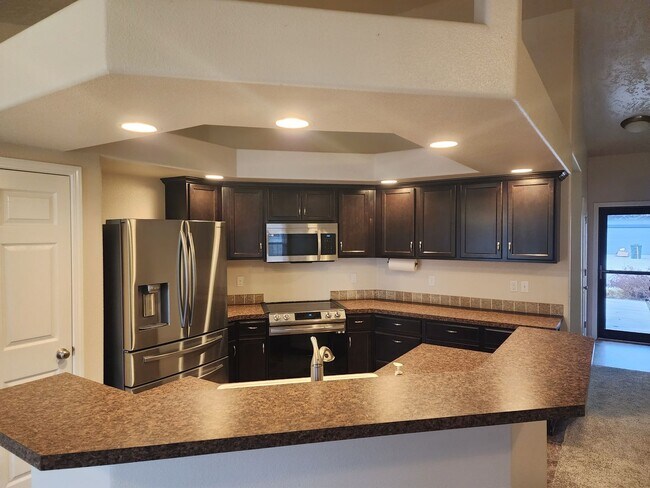 Building Photo - Charming single level 4 bedroom home in Crimson Point community. Spacious open floor plan, oversi...