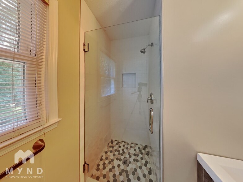 Building Photo - 1645 Brantford Dr