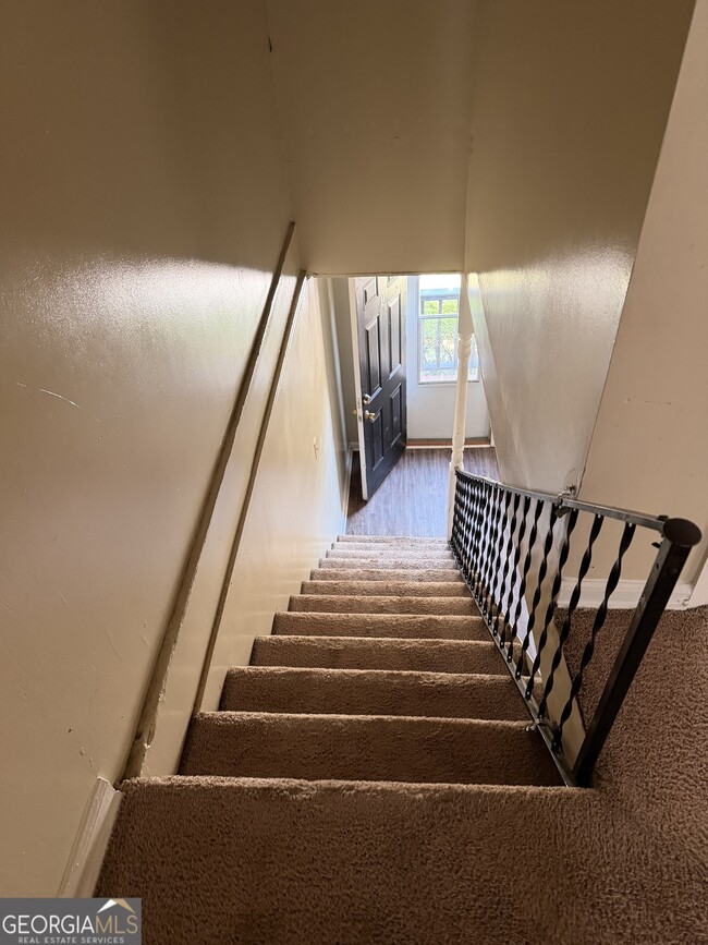 Building Photo - 1006 5th Ave