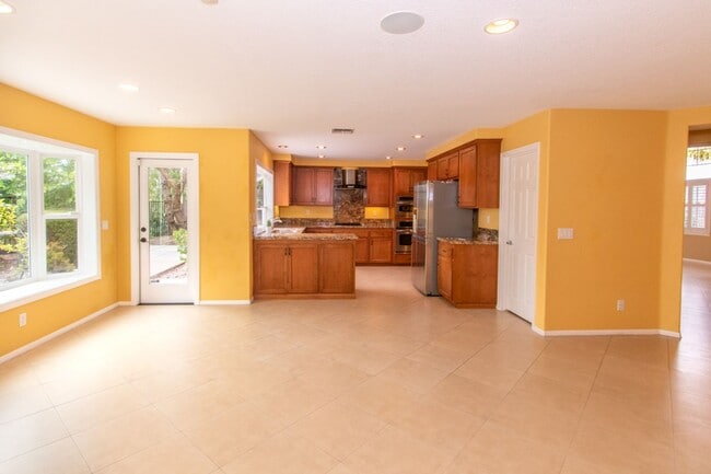 Building Photo - Beautiful + Spacious 4 bedroom/3 bath/3 Ca...