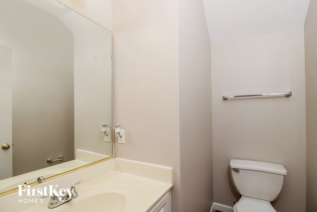 Building Photo - 501 Willowview Dr