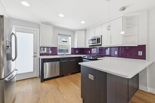 Building Photo - $2,495.95 - 2 Bed, 2 Bath Townhome In Denver with Central AC and In Unit Laundry!