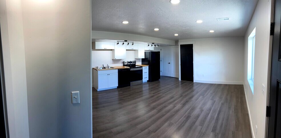 Building Photo - 4941 E Silver Ridge Rd