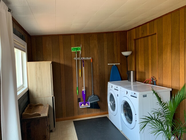 Laundry room - 806 Berkshire Rd