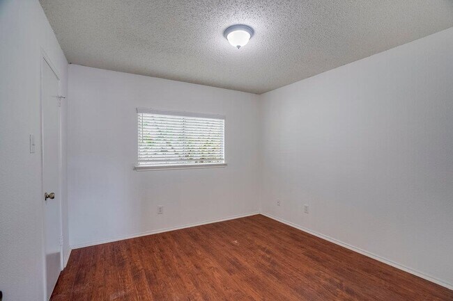 Building Photo - 2602 Stapleford Dr