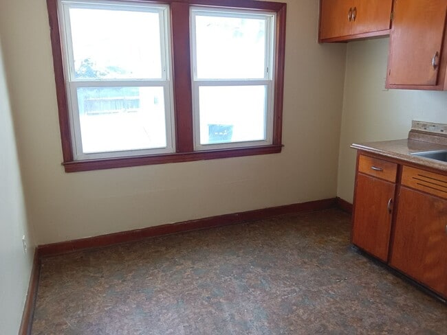 Building Photo - 2 Bedroom Single Family