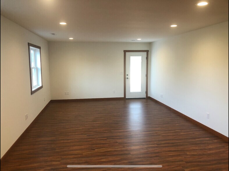 Building Photo - 1402 Maple Dr