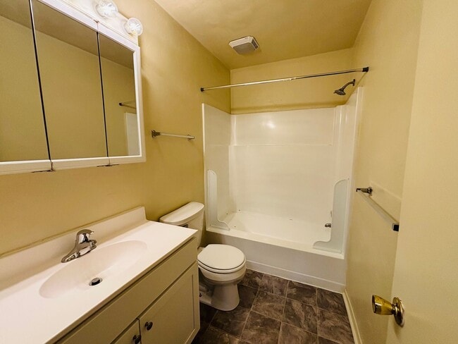 Building Photo - 2 Bedroom, 1.5 Bath Townhouse