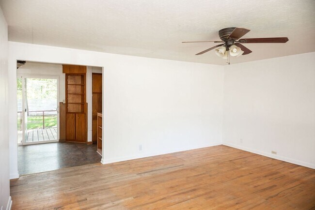 Building Photo - Charming 4 Bedroom, 1.75 Bath Brick Ranch Near Old Town!