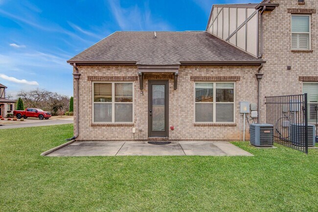 Building Photo - 3 Bed, 2.5 Bath End Unit Townhome w/ Garage