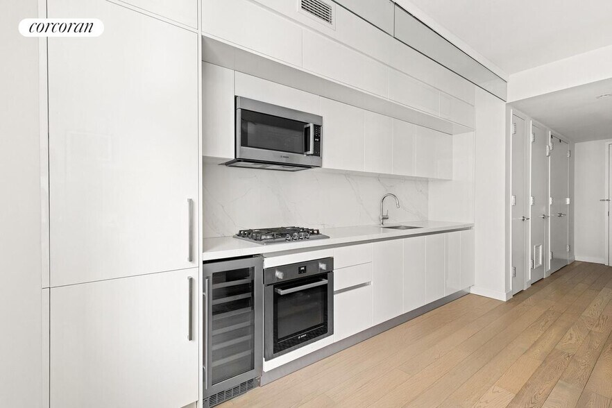 Building Photo - 505 W 43rd St
