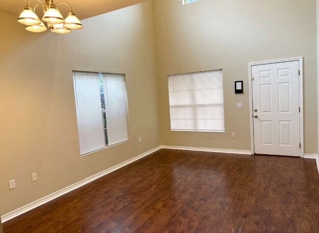 Building Photo - "Spacious 4-Bed Townhouse in Fort Walton B...