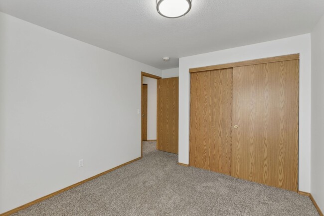 Building Photo - Great 2 story Townhome with Garage!