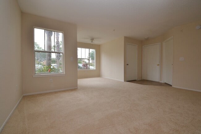 Building Photo - Beautiful 1/1 in Villas Del Sol ~ Gated Comm w/ Resort-Style Amenities!