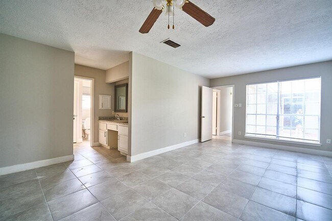 Building Photo - 923 Kenforest Dr