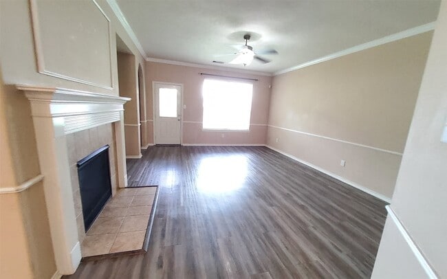 Building Photo - 25047 Lenora Dr
