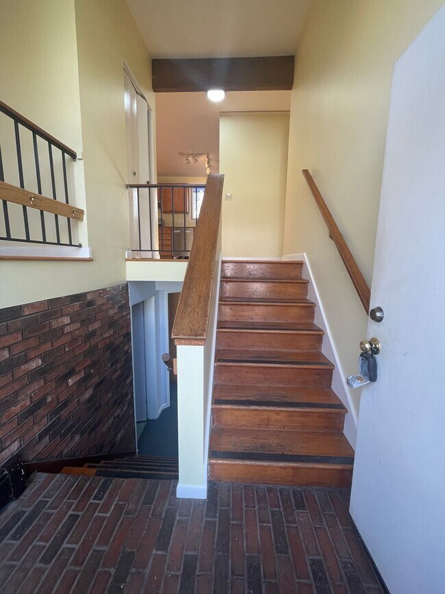 Building Photo - 4 Bed / 2 Bath Home Near Virginia Park | On-site Parking & Laundry
