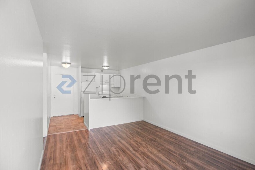 Building Photo - Unit 202