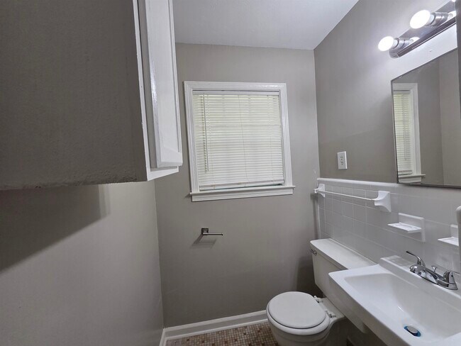 Building Photo - 4723 Wooddale Ave